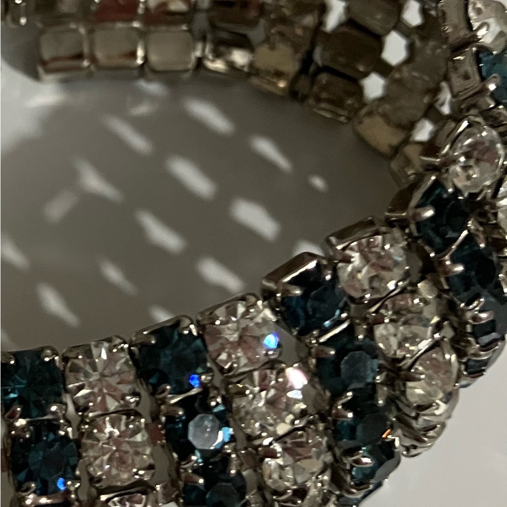 Elegant Silver and Blue Bracelet - Picture 3 of 7